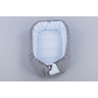 Tuttolina lizdelis naujagimiui Cocoon, pilkas-mėlyni žirneliai Tuttolina lizdelis naujagimiui Cocoon, pilkas-mėlyni žirneliai