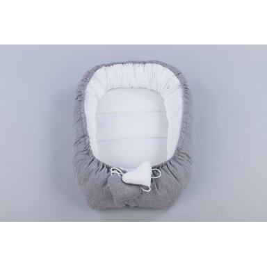 Tuttolina lizdelis naujagimiui Cocoon, pilkas-baltas Tuttolina lizdelis naujagimiui Cocoon, pilkas-baltas
