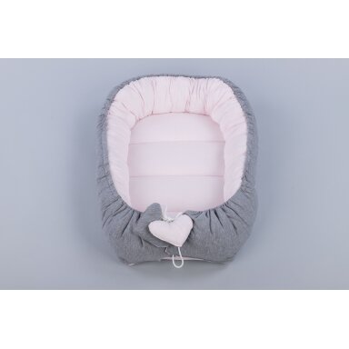 Tuttolina lizdelis naujagimiui Cocoon, pilkas-rožinis Tuttolina lizdelis naujagimiui Cocoon, pilkas-rožinis