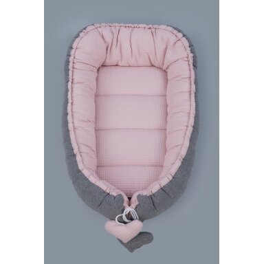 Tuttolina lizdelis naujagimiui Cocoon, Wafel, pilkas-rožinis Tuttolina lizdelis naujagimiui Cocoon, Wafel, pilkas-rožinis